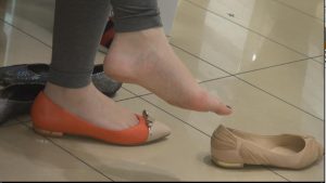 街拍：在商场一死角竟藏着如此尤物