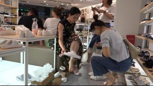 漂亮阳光的大学女生在你面前多次脱下露趾高跟