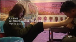 终于舔了心仪的萌妹子的玉足，人美脚白超好说话