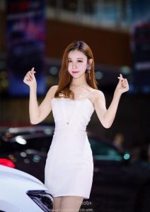 【K&M】车展名模小鹿展示诱人裸足！
