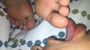 高颜值小仙女被窝里被吃35码小嫩脚 好香