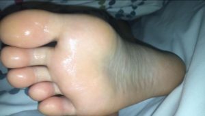高颜值小仙女被窝里被吃35码小嫩脚 好香