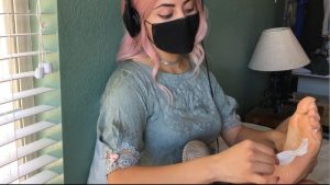 美女自己挠自己的玉足