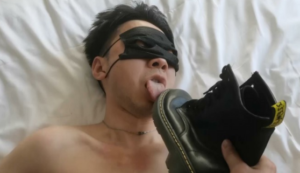 【黑丝诱惑】素人篇：高三学生陶淘黑丝脚深喉舔原味脏马丁靴耳光抽打 YC-250308-7-97LZTD-218653