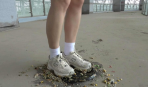 A127 - 超嫩学生妹野外短裤白鞋踩烂各种食物-97LZTD-218681