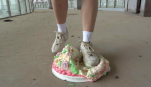 A127 - 超嫩学生妹野外短裤白鞋踩烂各种食物-97LZTD-218681