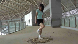 A127 - 超嫩学生妹野外短裤白鞋踩烂各种食物-97LZTD-218681