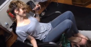 女女-高傲金发美女把室友的脸踩在脚下当脚垫得意地喝红酒玩手机 O-200427-18-97LZTD-218683