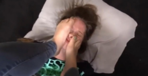 女女-高傲金发美女把室友的脸踩在脚下当脚垫得意地喝红酒玩手机 O-200427-18-97LZTD-218683