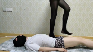 【婉儿】黑丝全体重踩踏腿绞窒息-97LZTD-218689
